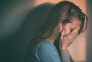 بررسی علل افسردگی در دختران و روش های درمان و پیشگیری از آن