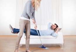 چه کنید که همسرتان در کارهای خانه به شما کمک کند؟