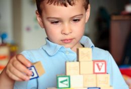 کودکان مبتلا به اوتیسم چه علائمی دارند؟