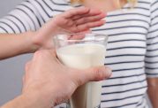 عدم تحمل لاکتوز و حساسیت به شیر چه علائمی دارد؟