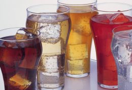 در رابطه با مضرات مصرف نوشیدنی های یخ زده چه می دانید؟