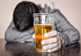چگونه الکل باعث اختلالات روانپزشکی می شود؟
