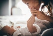 بوسیدن نوزاد چه عوارضی به همراه خواهد داشت؟