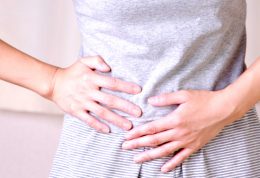 درد شکم با چه نشانه هایی در بدن ایجاد می شود؟