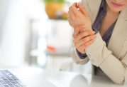 علائم کیست گانگلیون و روش درمانی برجستگی مچ دست