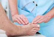 مهمترین علائم آرتریت در انگشتان پا