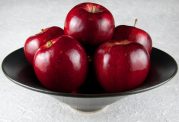 پیشگیری از ابتلا به سرطان با خوردن سیب