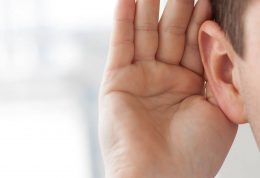 کم شنوایی چه تاثیری بر سلامت مغز می گذارد؟