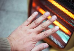 8 عامل برای سرد شدن انگشتان دست