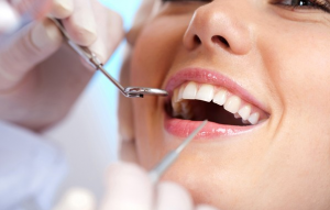 دندانپزشکی هیراد: ترمیم دندان با استفاده از مواد هم رنگ