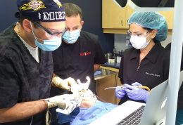 سیستم نویگیشن برای قرار دادن ايمپلنت دندانی بدون استفاده از دست دکتر ادیب