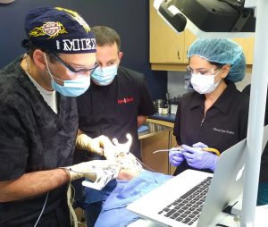 سیستم نویگیشن برای قرار دادن ايمپلنت دندانی بدون استفاده از دست دکتر ادیب
