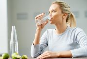 چه زمانی نوشیدن آب در کاهش وزن موثر است؟