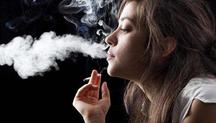 خطرات مصرف سیگار در زنان