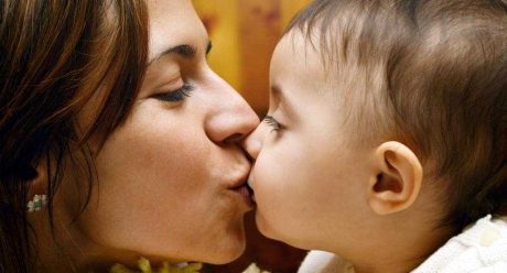 آیا بوسیدن لب کودکان ضرر دارد؟