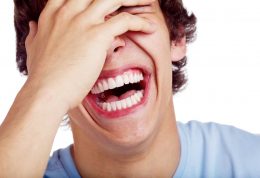 7 دلیل علمی که چرا باید بیشتر بخندیم