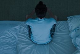 چگونه بی خوابی را درمان کنیم؟+ راهنمایی کامل