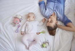 خواب کودک 4 تا 6 ماهه و راهکار خواباندن آنها