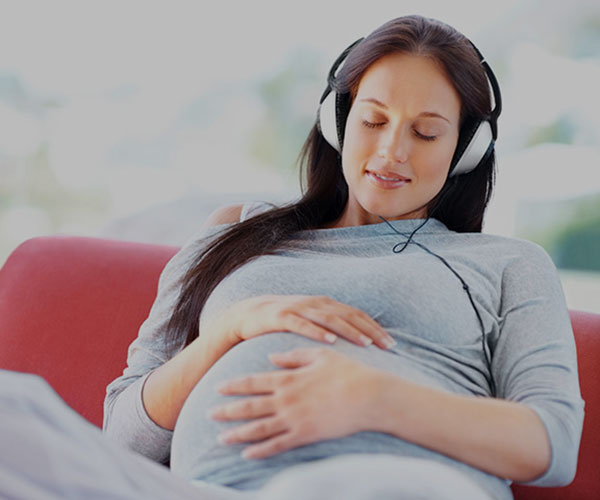 آهنگ در بارداری؛ فواید گوش دادن به آهنگ در بارداری