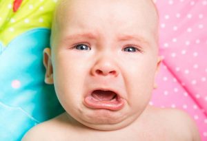 گریه ساختگی کودک؛ علت و نحوه برخورد با گریه کودک
