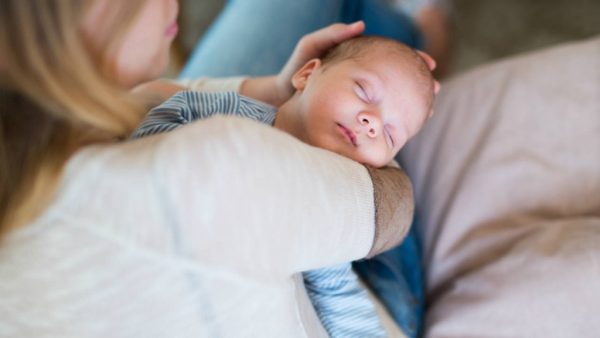 خوابیدن کودک در زمان تغذیه با شیر مادر + راهنمایی کامل