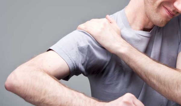 درد بازو یا شانه درد را جدی بگیرید! + 8 دلیل شایع آن