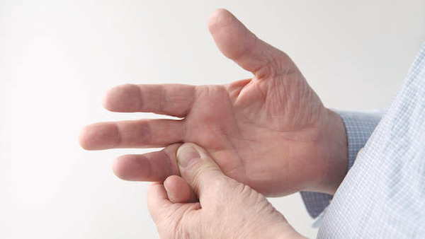 انگشت ضربه دیده؛ علل، علائم و درمان انگشت ضربه دیده