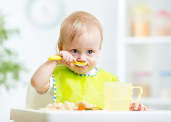 تغذیه کودک 8 ماهه + راهنمایی کامل