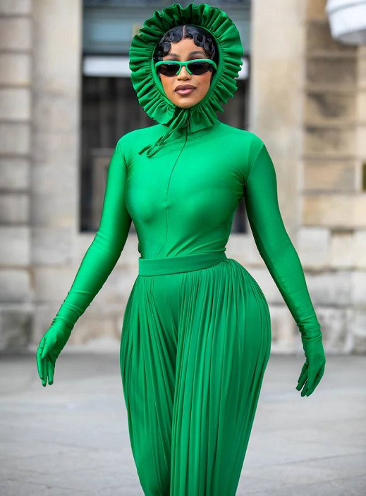 لباس عجیب غریب و درختی “کاردی بی” در جشنواره مد پاریس!!