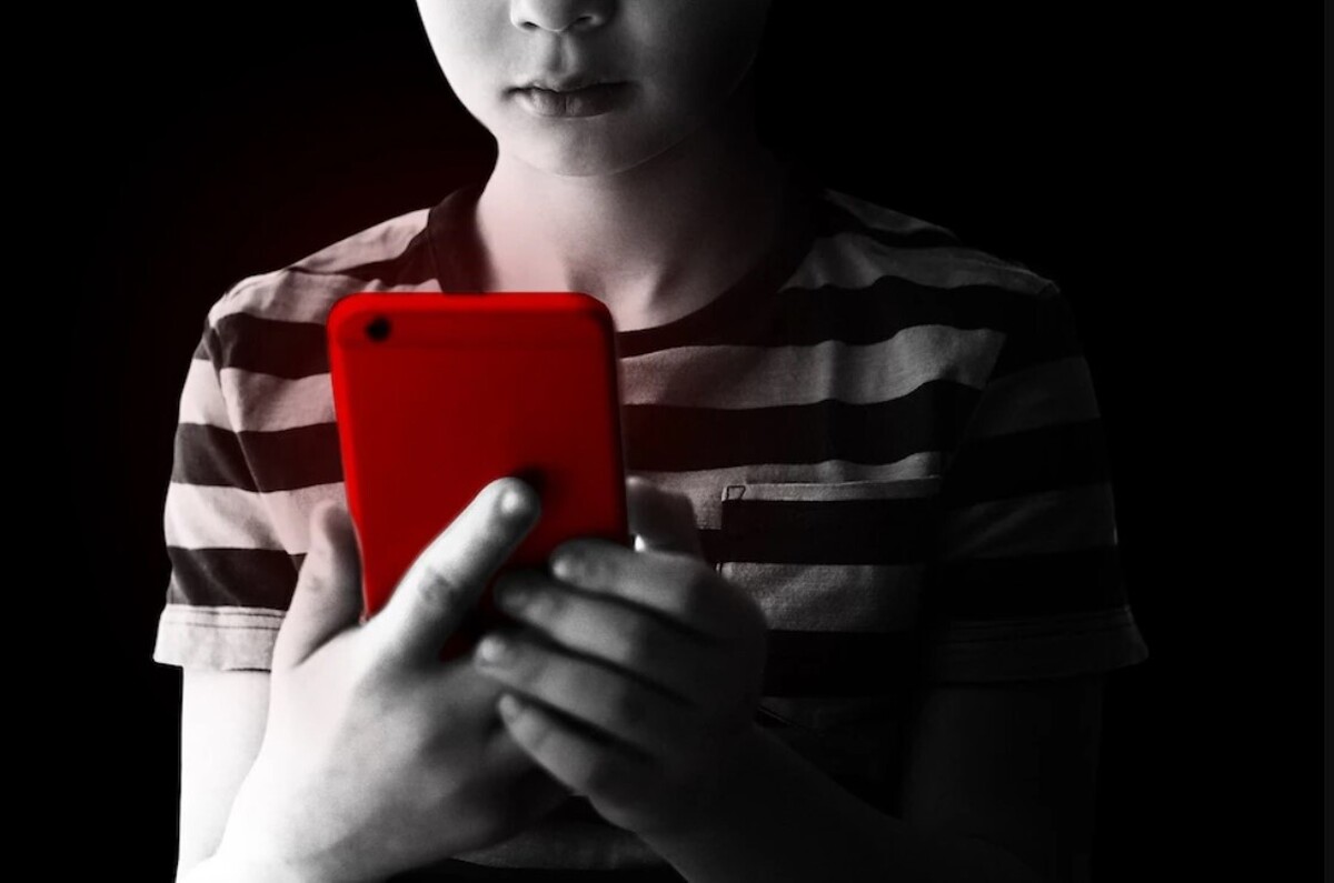 گوشی‌های تلفن همراه هوشمند و آثار سمی آن بر مغز کودکان مان + راههای مقابله