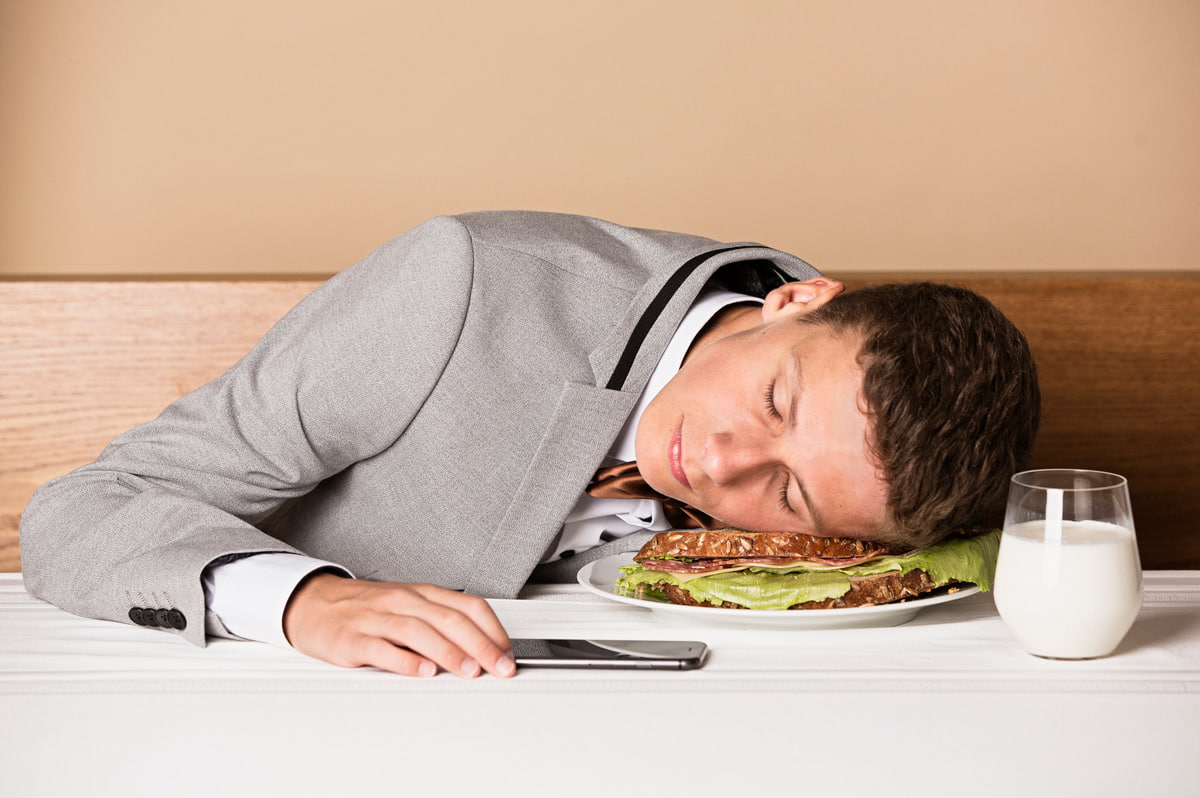چرا پس از غذا خوردن دچار احساس خواب‌آلودگی می شویم؟