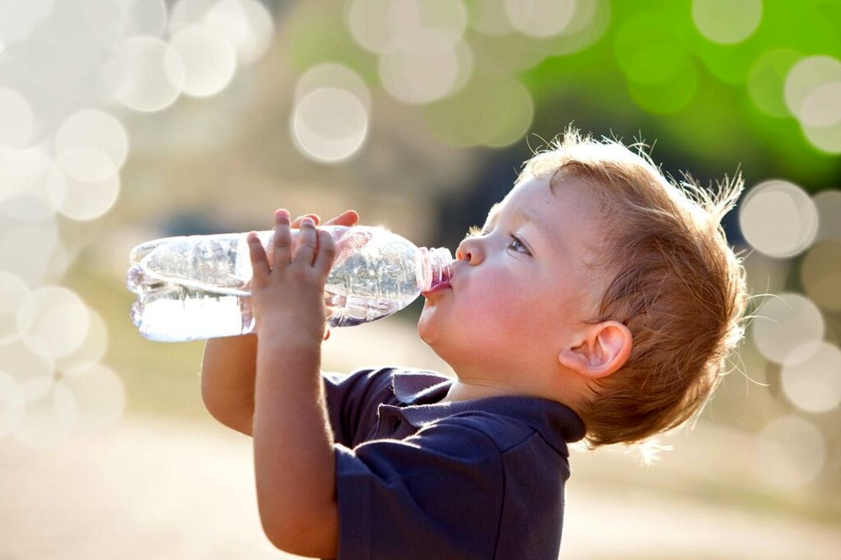 در روز چند لیوان آب مصرف کنیم ؟